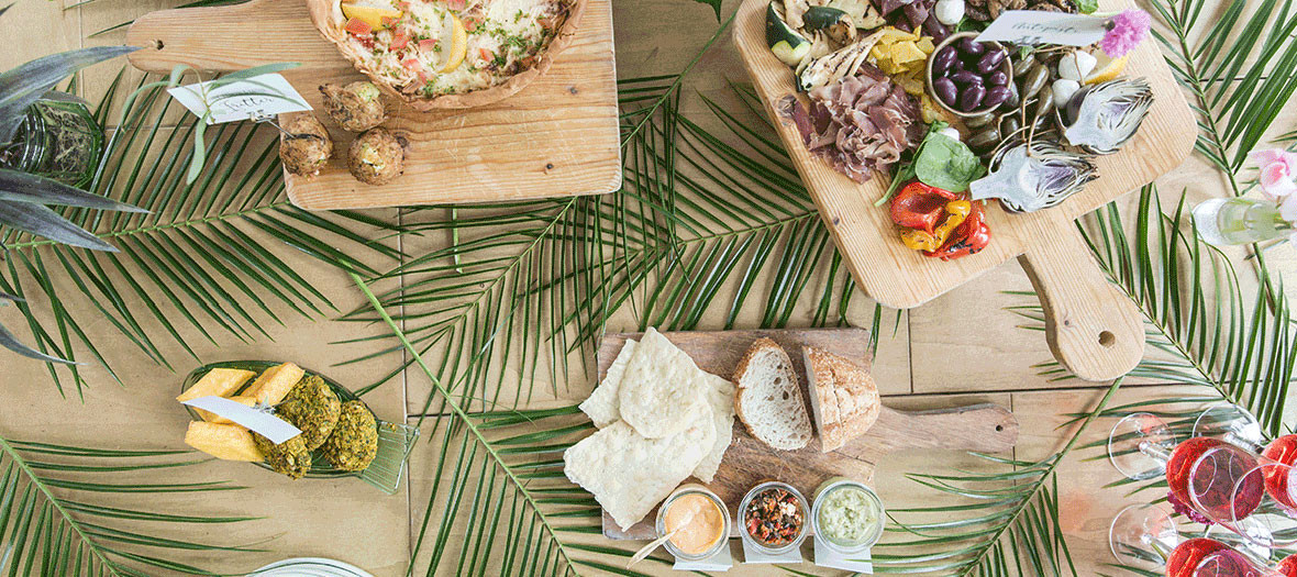 Joie des fleurs happy hour table decoration 