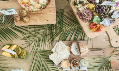 Joie des fleurs happy hour table decoration 