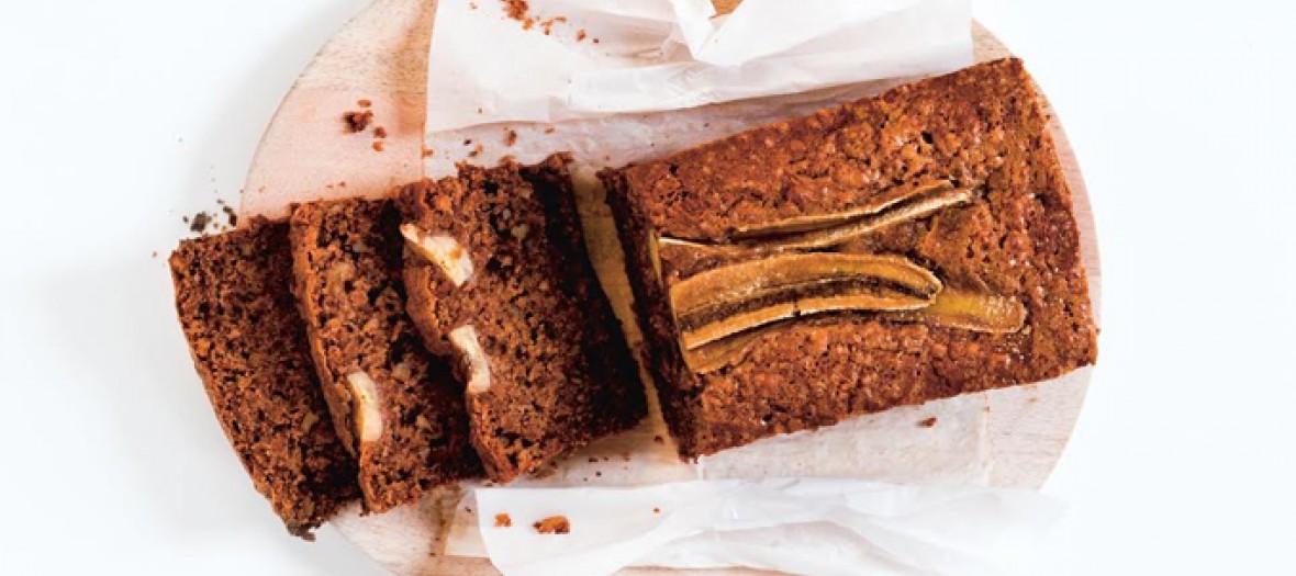 Plat avec un Banan cake en tranches