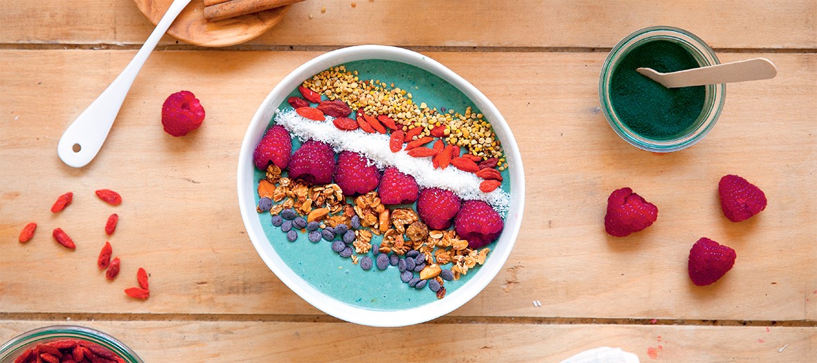 Bowl de fruit et légumes avec des céréales