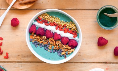 Bowl de fruit et légumes avec des céréales