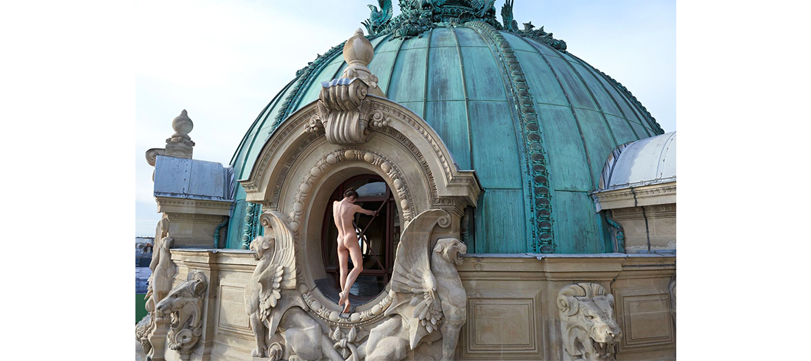 Naked woman on the opera de paris roof