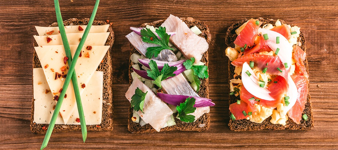 Tartine Danoise avec crudités, saumon, hareng, petites herbes, oignons, condiments