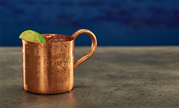 Cocktail Moscow Mule dans un mug doré