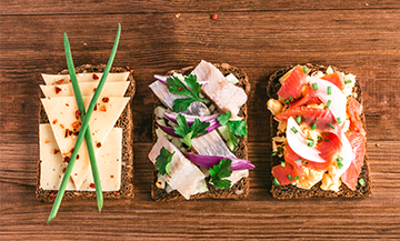 Tartine Danoise avec crudités, saumon, hareng, petites herbes, oignons, condiments