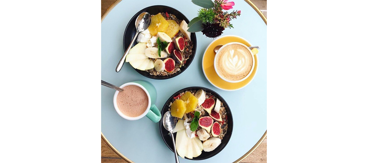 Plat de quinoa, avocat, choux rouge, patate douce, fromage, black beans, chips de kale et café du chef mexicain Mario Flores au Repuplique of coffee