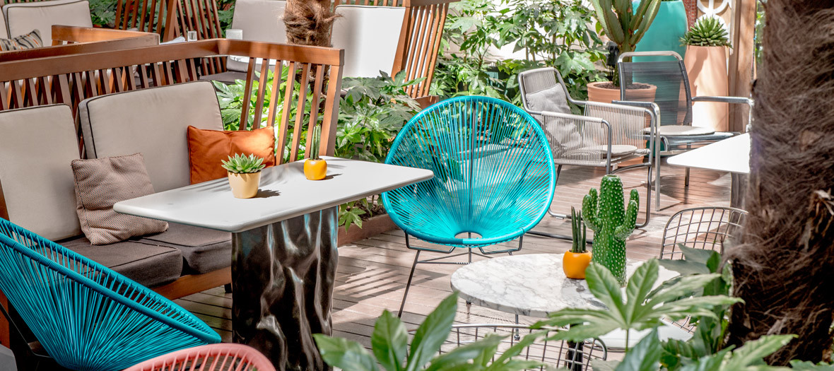 60s Palm Springs Terrace with Prince Des Galles Cocktail Bar