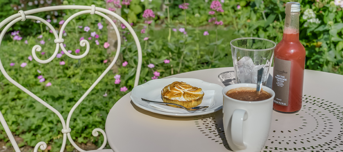  Alain Milliat fresh juice, Sassy cider, quiches, salads at the tea room cafe renoir at the Montmartre museum