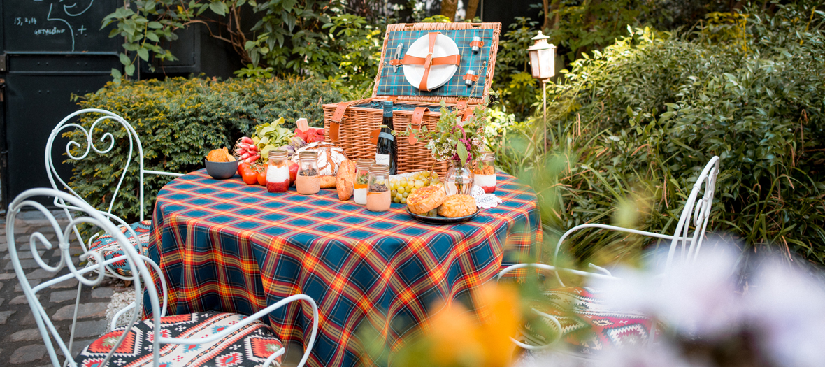 A picnic on a table in the secret garden of the Hotel Particulier Montmartre