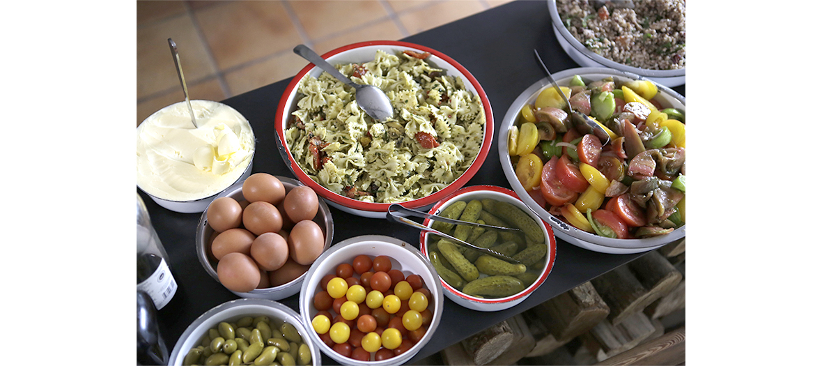 Pastas, Eggs, tomato salad of the Liberté Benoit Castel Brunch in Paris