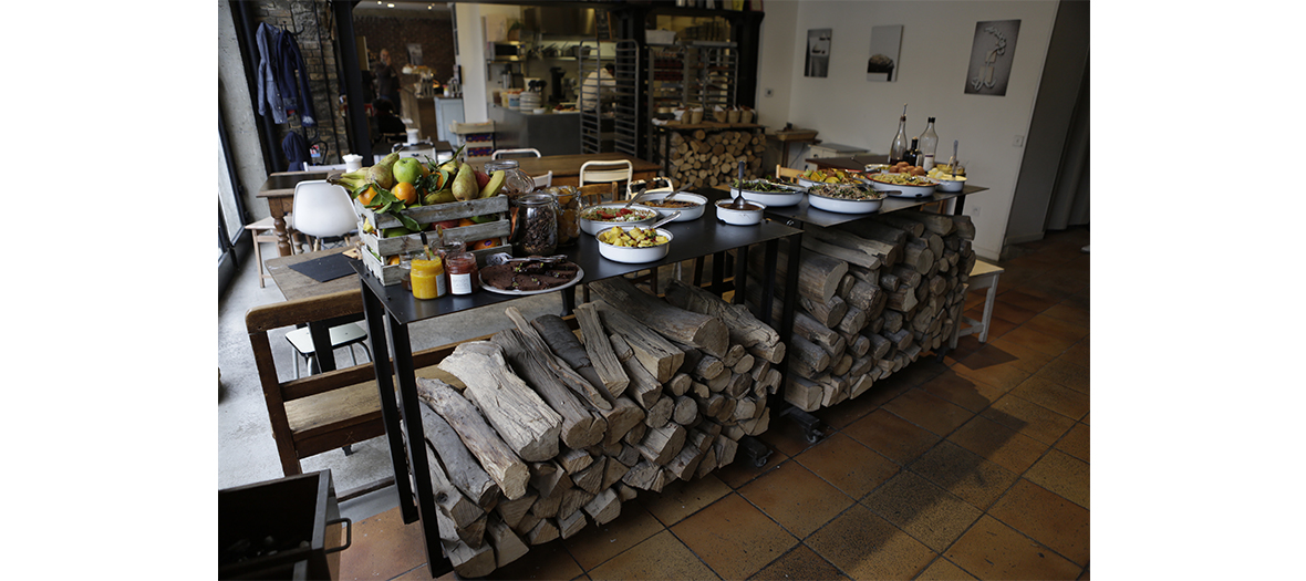 Large wooden tables at the brunch Liberte Benoit Castel