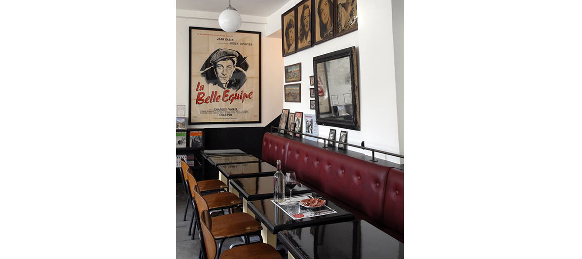 espace cafe avec tableaux sur le mur