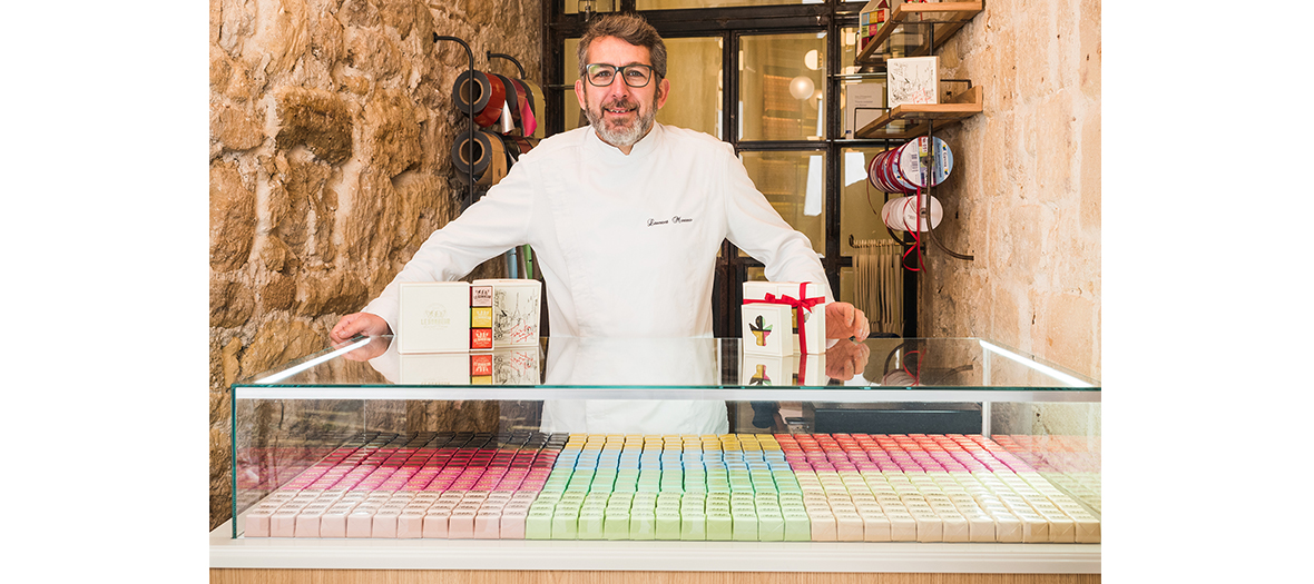 Le chef Laurent Moreno dans la chocolaterie Le Bonheur