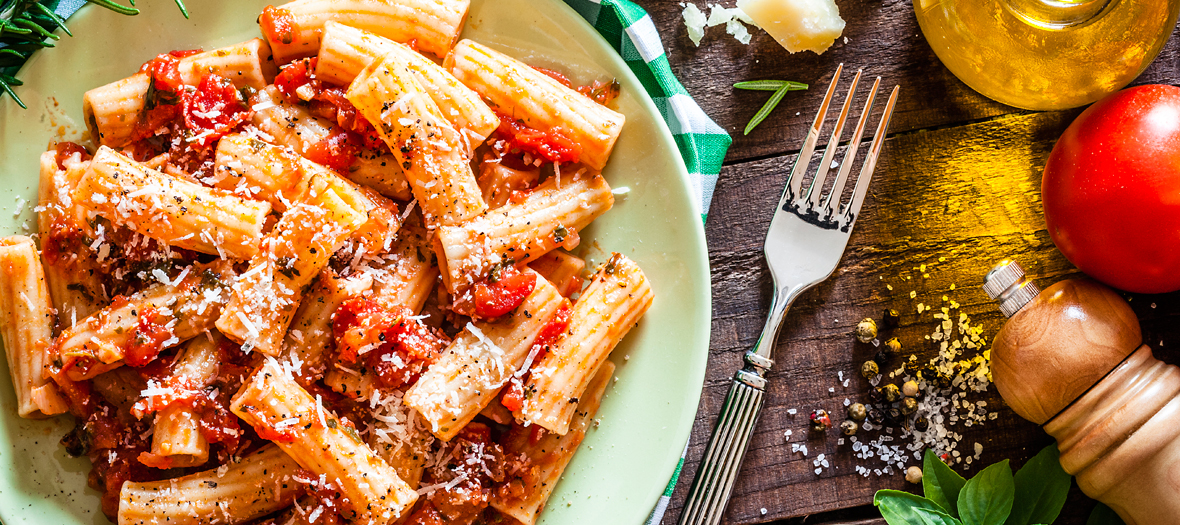 plat de pates, rigatoni et tomates