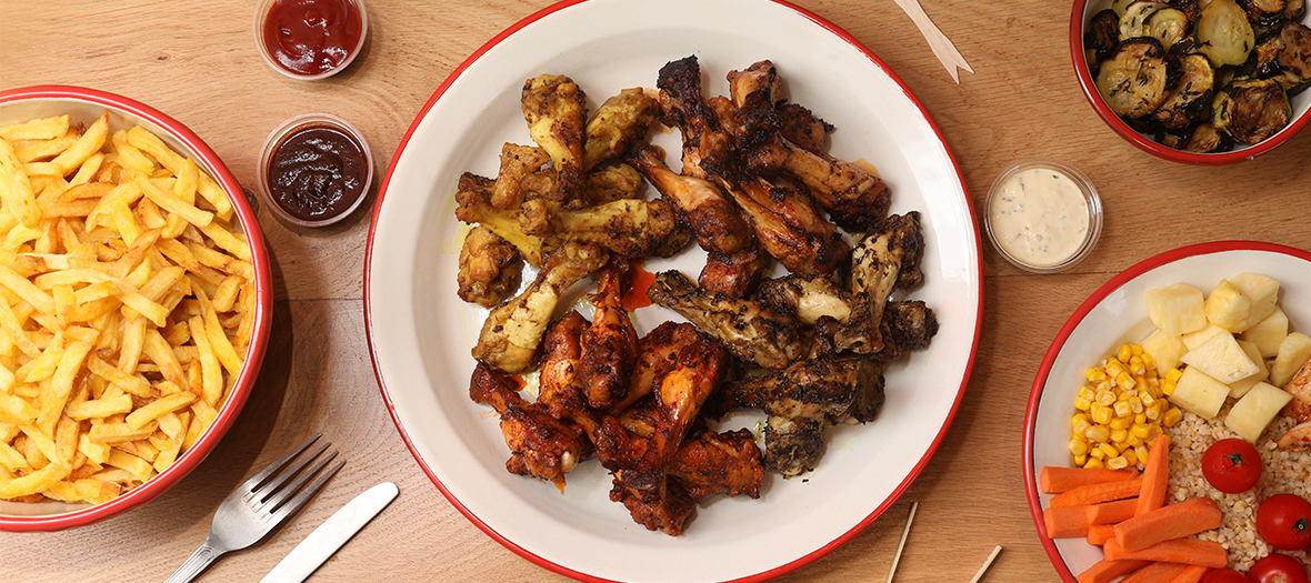 Plat de poulet avec frites et legumes comme accompagnement