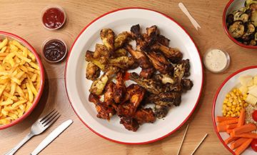 Plat de poulet avec frites et legumes comme accompagnement