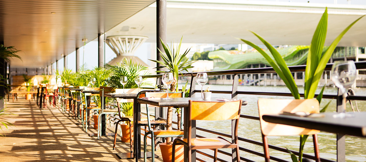 Pansoul restaurant terrace on the banks of the Seine in Paris