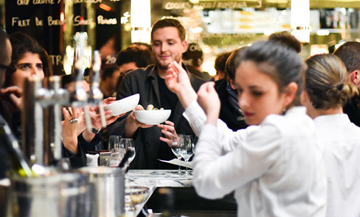 Ambiance au nouveau bar du restaurant Vivant du chef Pierre Touitou