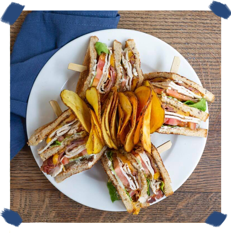 Le Club sandwich classique, dinde, bacon, salade, cheddar et mayonnaise