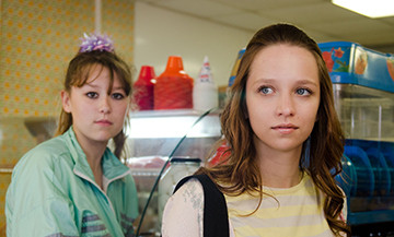 Série avec Molly Windsor et Ria Zmitrowicz