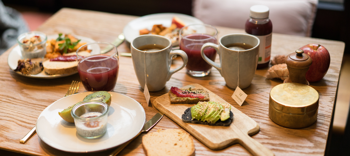 Brunch avec scones courges/feta/olives, houmous de betteraves, gaufres