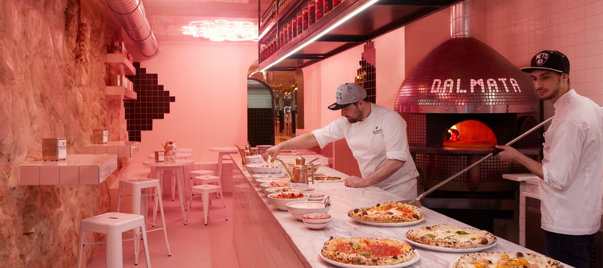  Interior atmosphere and pizzas of the Pizzeria de Montorgueil