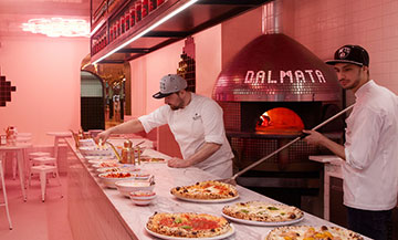  Interior atmosphere and pizzas of the Pizzeria de Montorgueil