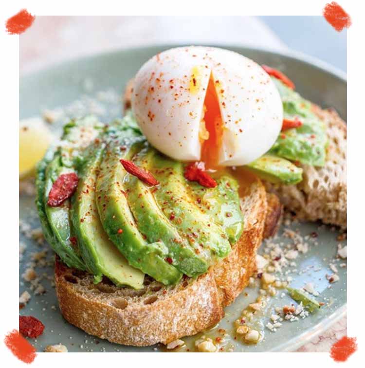 Tartine d'avocat écrasé, graines de tournesol, ouef mollet et piment