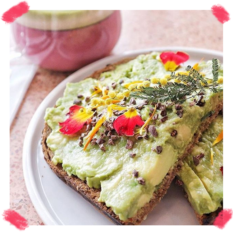 Avocado toast avec des fleurs