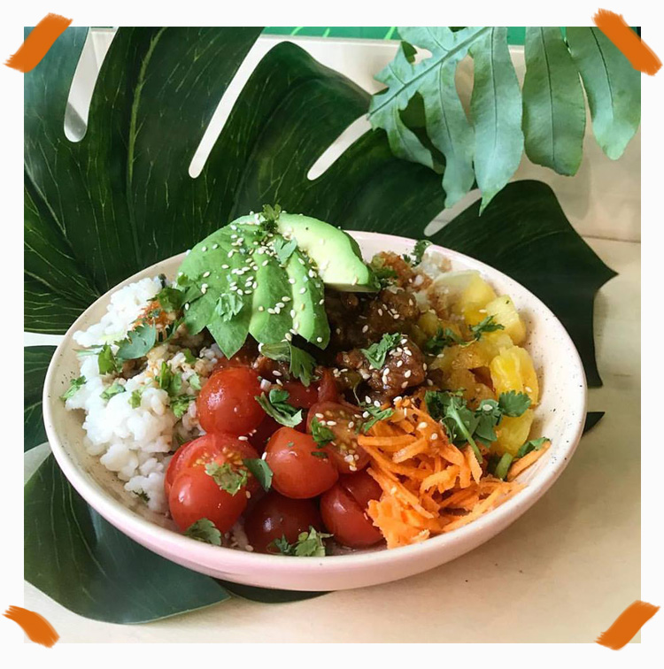 Poke bowl avocat, tomates cerise, ananas, carottes, riz