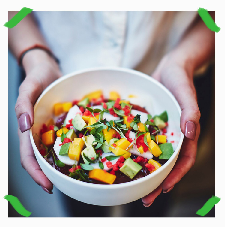 Poke bowl thon, mangue, avocat, riz