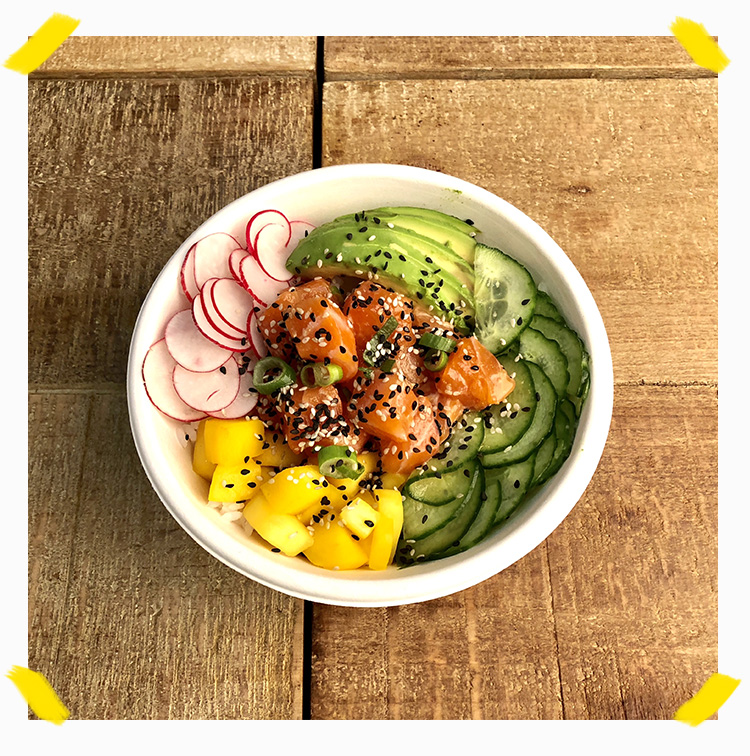 Poke bowl saumon, avocat, riz, concombre, mangue, radis