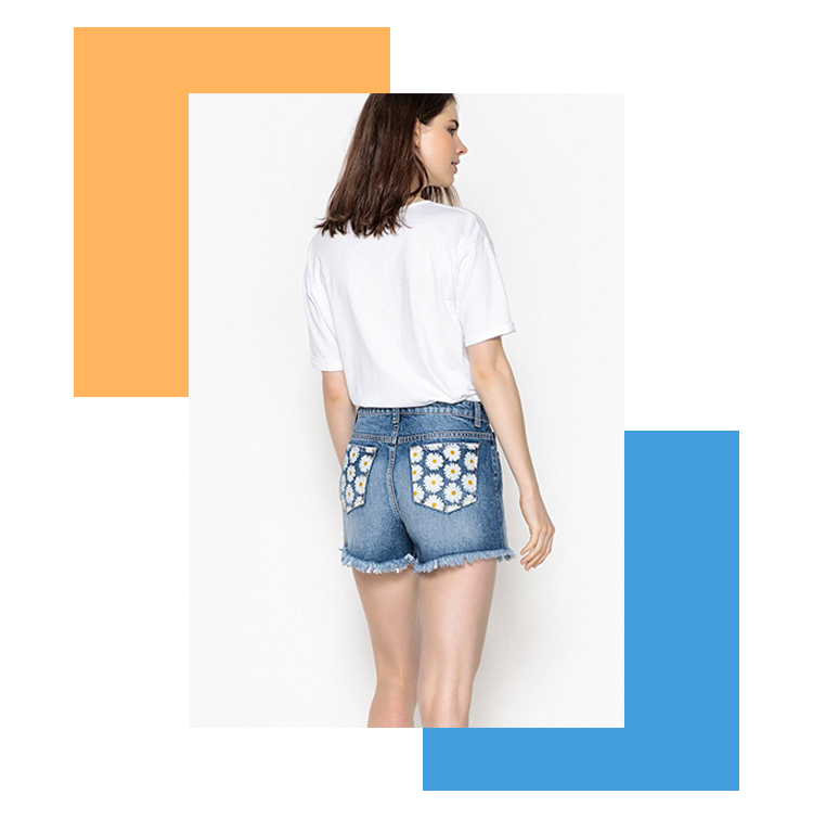 Short en jean avec motif fleurs