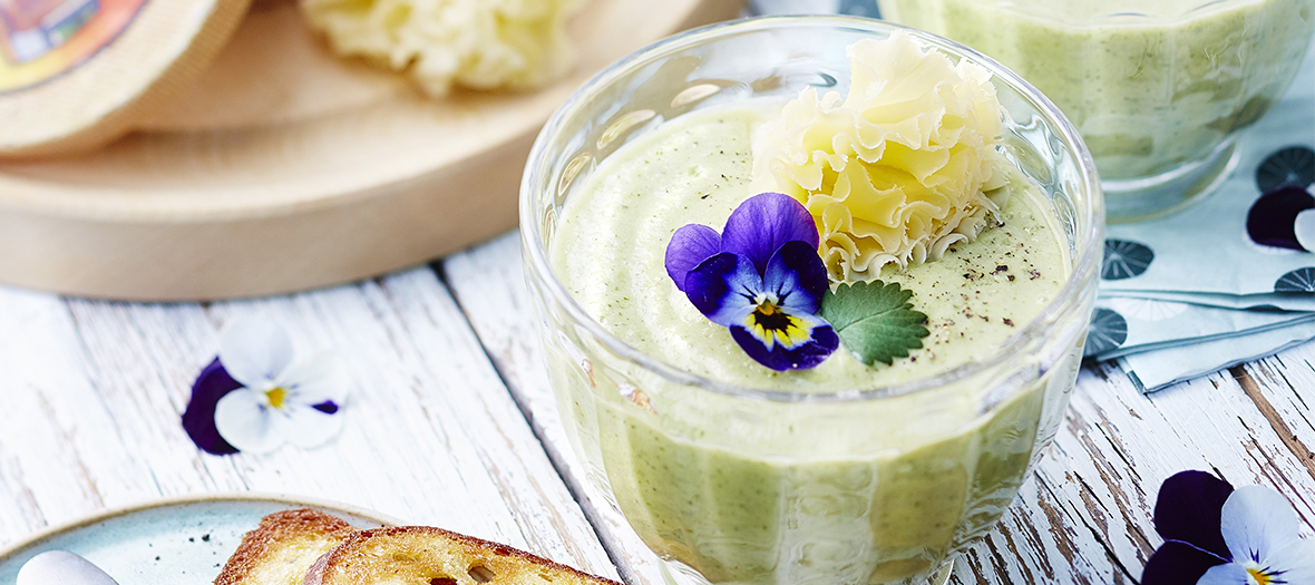 Recette gaspacho au concombre, courgette, basilic, fromage et fleurs de pensée