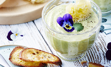 Recette gaspacho au concombre, courgette, basilic, fromage et fleurs de pensée