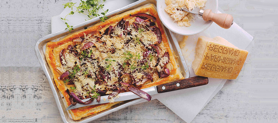 Tarte au Parmigiano Reggiano, thym et oignons rouges