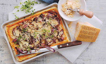 Tarte au Parmigiano Reggiano, thym et oignons rouges