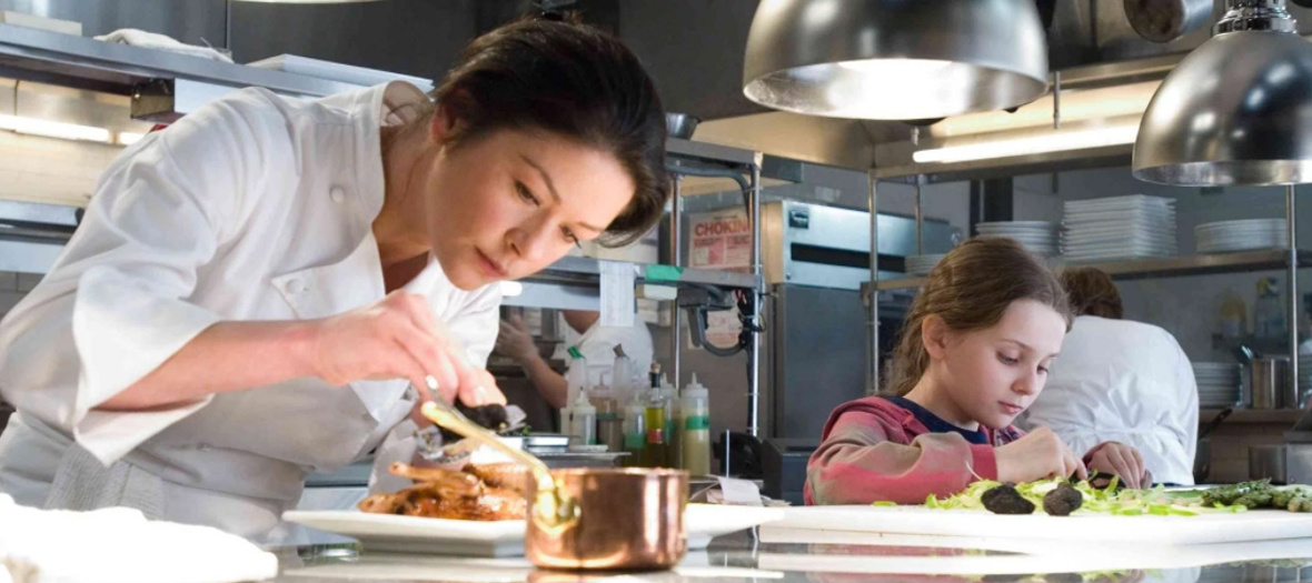 Chef cuisinière en train de faire un plat au rallye gourmand