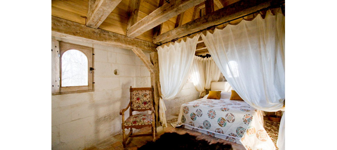 chambre du château du Rivau avec tissus en soie, baldaquins et coussins matelassés