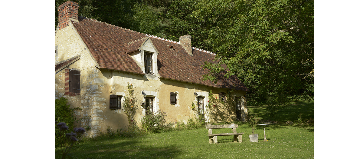 Maison de campagne bucolique avec des pierres jaunes