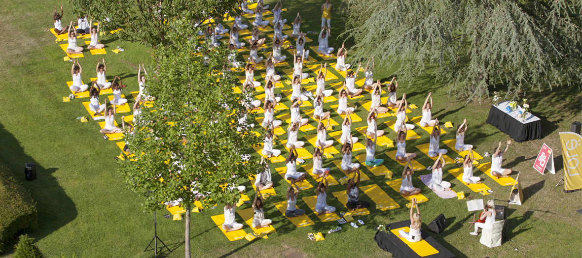 Cours de yoga dans les jardins du château