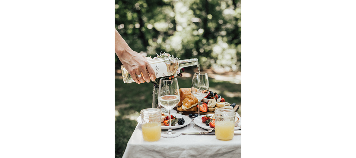 Stylish outdoor happu hour with white wine