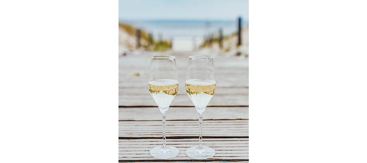 Verres de crémants bordelais sur un ponton sur une plage au cap ferret