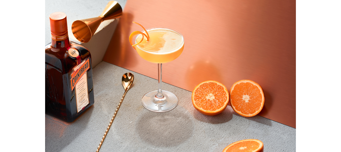 Cointreau fizz avec la bouteille de cointreau et des oranges