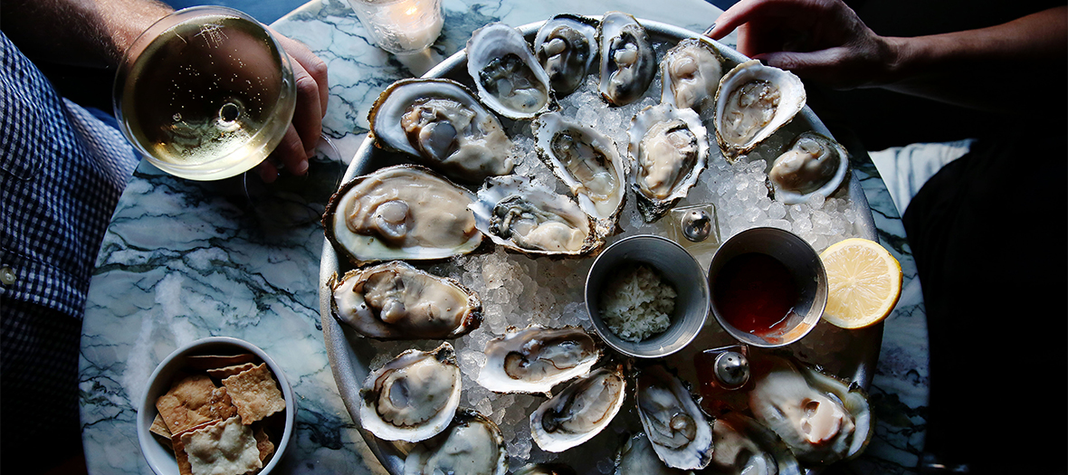 Une Bourriche d’huître avec citron, epices et verre de Champagne