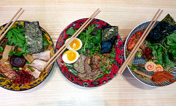 Les plat de bouillon Dashi, de volaille et de bœuf avec des condiments du chef Guy Savoy