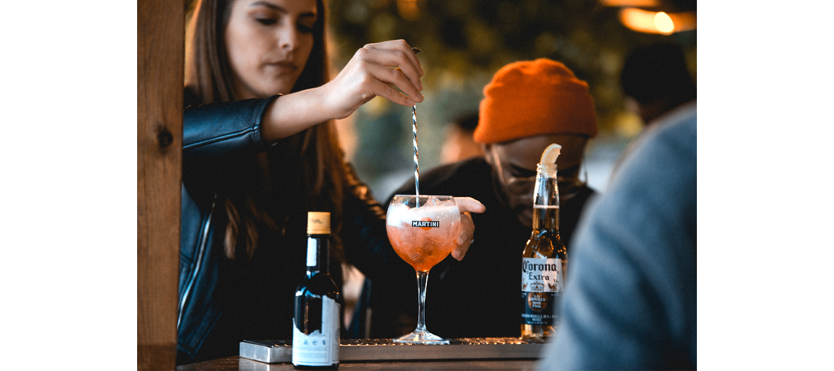 Preparation of a cocktail at the barbanegra bar