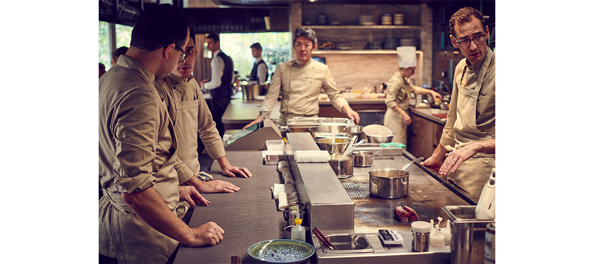 The Yannick Alléno team chefs in the kitchen of the brasserie Pavyllon in paris