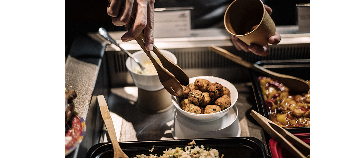 travers de porc et nouilles sautées chez café Lai’Tcha