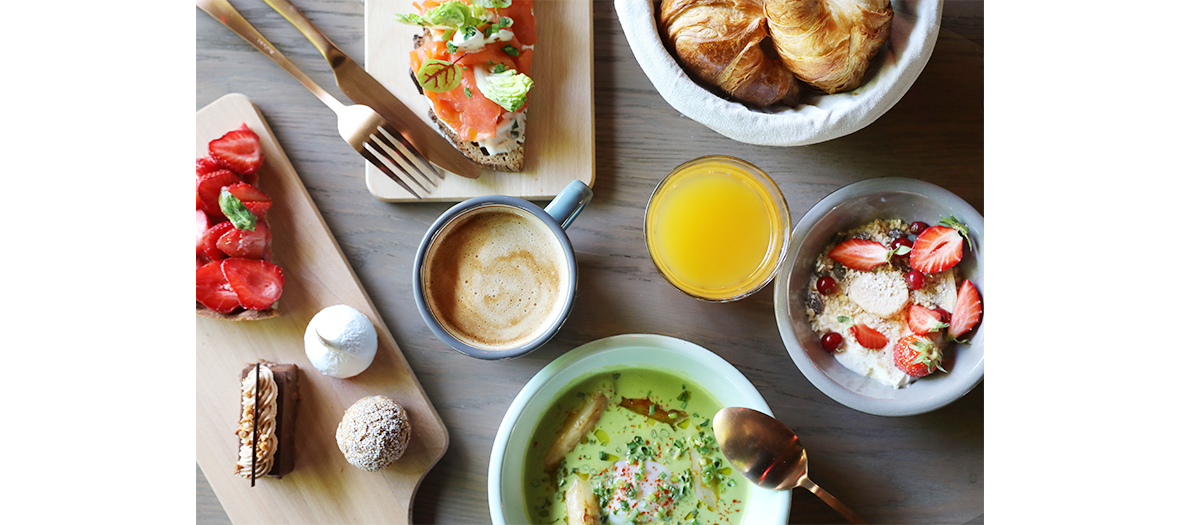 Brunch with viennoiseries, brioche of Nanterre, salty pies, tarts, delicatessen, concombrer gaspacho and mint, cheese and Mariage Frères tea